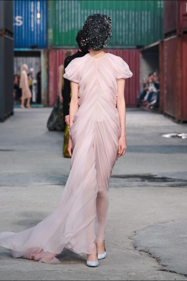 ‏‏Maison Margiela‏ تكشف عن مجموعة خريف وشتاء 2026‏‏ في الصين... رحلة سريالية بين الحرفية ‏العالية وجماليات "القطع المنسية‎"‎