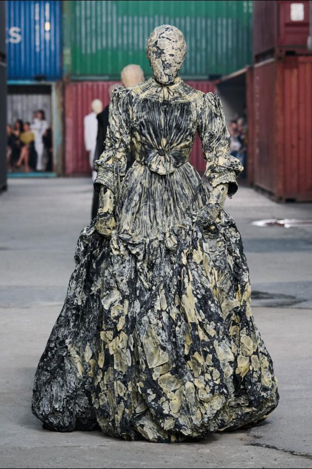 ‏‏Maison Margiela‏ تكشف عن مجموعة خريف وشتاء 2026‏‏ في الصين... رحلة سريالية بين الحرفية ‏العالية وجماليات "القطع المنسية‎"‎