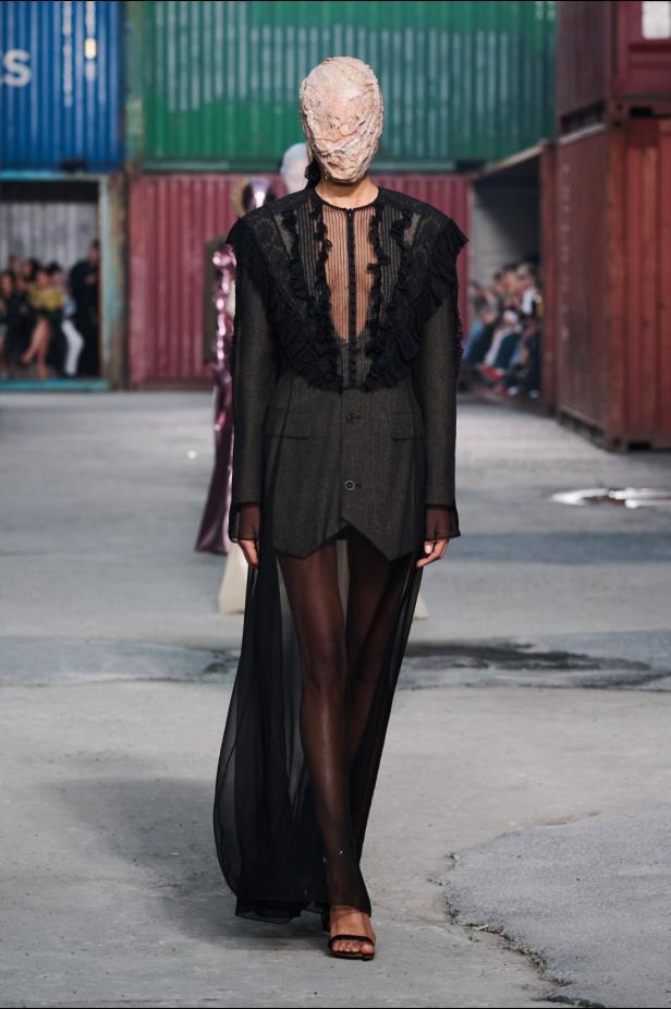 ‏‏Maison Margiela‏ تكشف عن مجموعة خريف وشتاء 2026‏‏ في الصين... رحلة سريالية بين الحرفية ‏العالية وجماليات "القطع المنسية‎"‎