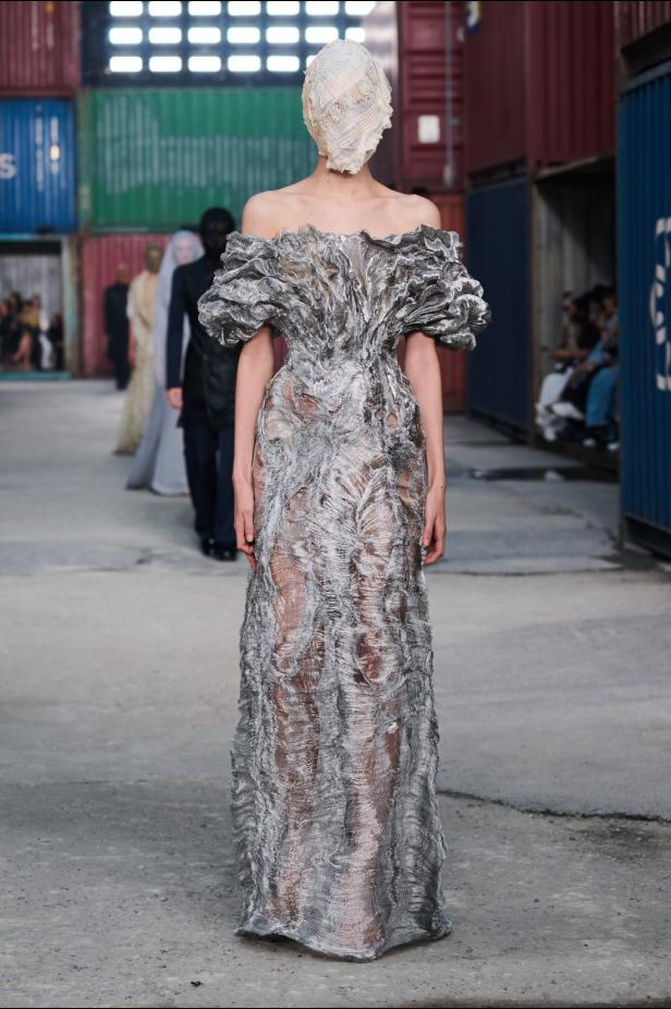 ‏‏Maison Margiela‏ تكشف عن مجموعة خريف وشتاء 2026‏‏ في الصين... رحلة سريالية بين الحرفية ‏العالية وجماليات "القطع المنسية‎"‎