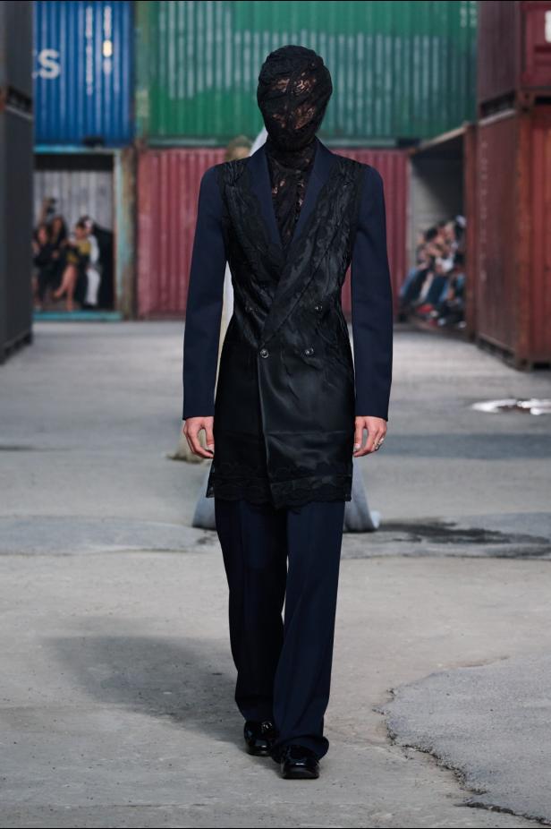 ‏‏Maison Margiela‏ تكشف عن مجموعة خريف وشتاء 2026‏‏ في الصين... رحلة سريالية بين الحرفية ‏العالية وجماليات "القطع المنسية‎"‎