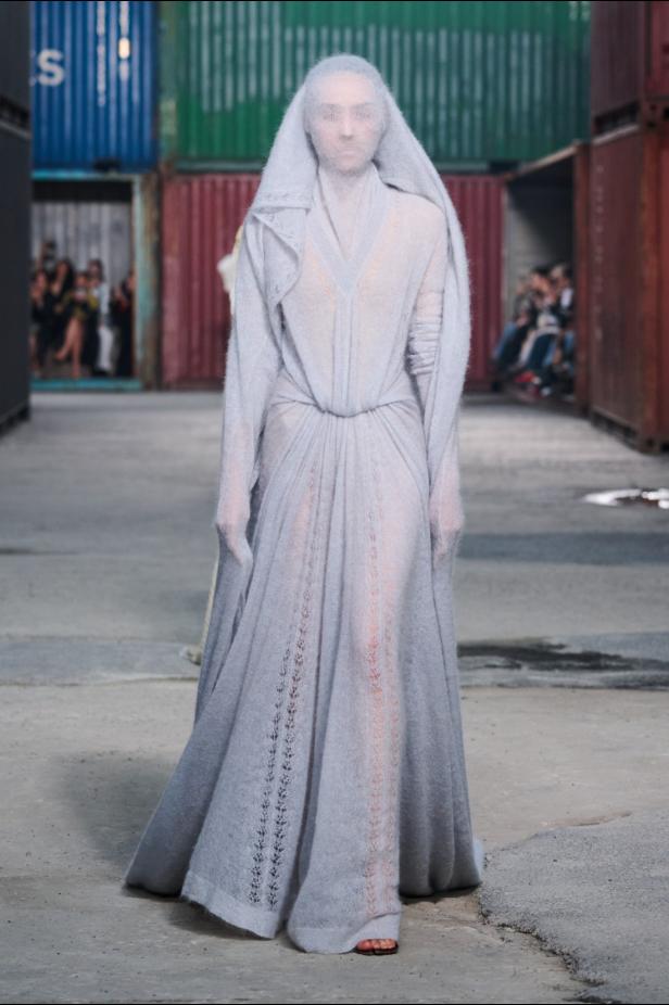 ‏‏Maison Margiela‏ تكشف عن مجموعة خريف وشتاء 2026‏‏ في الصين... رحلة سريالية بين الحرفية ‏العالية وجماليات "القطع المنسية‎"‎