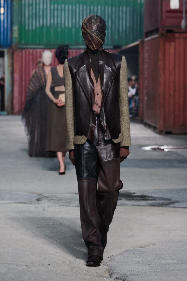 ‏‏Maison Margiela‏ تكشف عن مجموعة خريف وشتاء 2026‏‏ في الصين... رحلة سريالية بين الحرفية ‏العالية وجماليات "القطع المنسية‎"‎