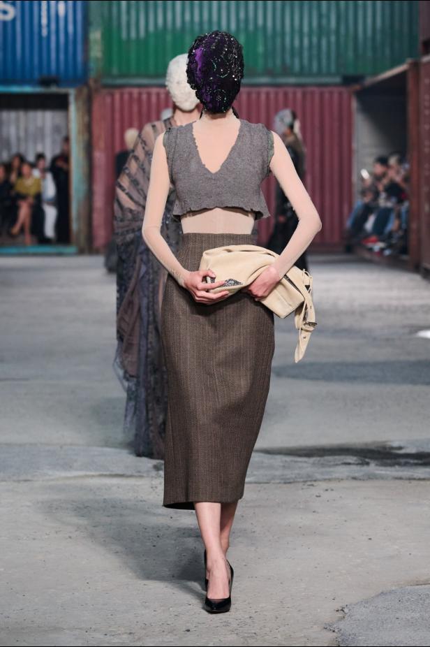 ‏‏Maison Margiela‏ تكشف عن مجموعة خريف وشتاء 2026‏‏ في الصين... رحلة سريالية بين الحرفية ‏العالية وجماليات "القطع المنسية‎"‎