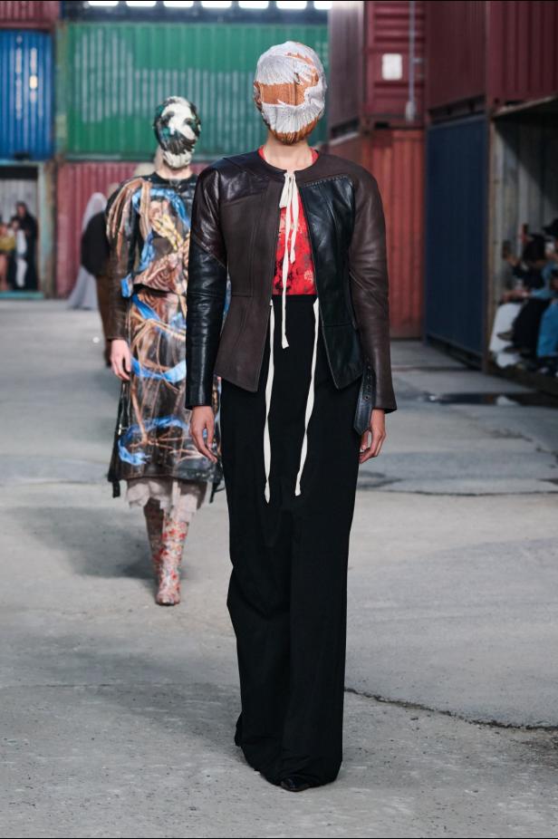 ‏‏Maison Margiela‏ تكشف عن مجموعة خريف وشتاء 2026‏‏ في الصين... رحلة سريالية بين الحرفية ‏العالية وجماليات "القطع المنسية‎"‎