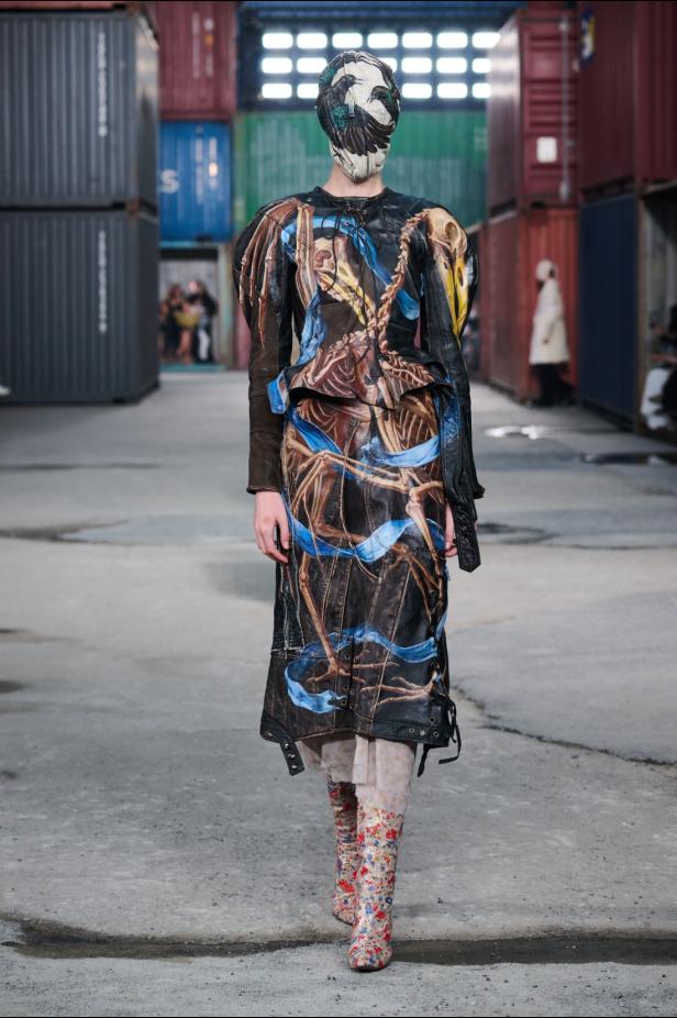 ‏‏Maison Margiela‏ تكشف عن مجموعة خريف وشتاء 2026‏‏ في الصين... رحلة سريالية بين الحرفية ‏العالية وجماليات "القطع المنسية‎"‎