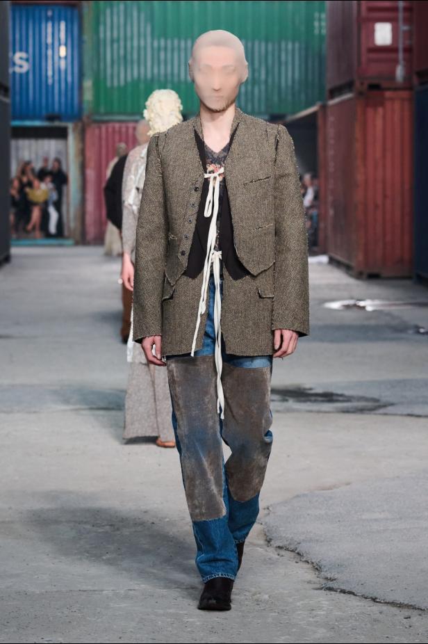 ‏‏Maison Margiela‏ تكشف عن مجموعة خريف وشتاء 2026‏‏ في الصين... رحلة سريالية بين الحرفية ‏العالية وجماليات "القطع المنسية‎"‎