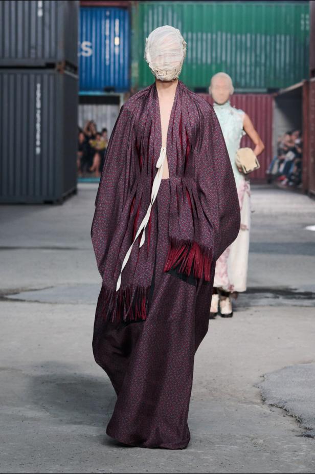 ‏‏Maison Margiela‏ تكشف عن مجموعة خريف وشتاء 2026‏‏ في الصين... رحلة سريالية بين الحرفية ‏العالية وجماليات "القطع المنسية‎"‎