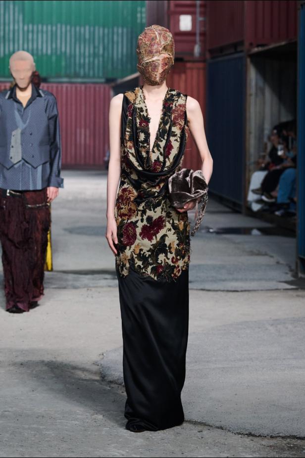 ‏‏Maison Margiela‏ تكشف عن مجموعة خريف وشتاء 2026‏‏ في الصين... رحلة سريالية بين الحرفية ‏العالية وجماليات "القطع المنسية‎"‎