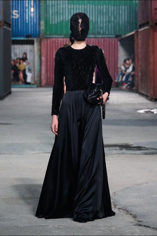 ‏‏Maison Margiela‏ تكشف عن مجموعة خريف وشتاء 2026‏‏ في الصين... رحلة سريالية بين الحرفية ‏العالية وجماليات "القطع المنسية‎"‎