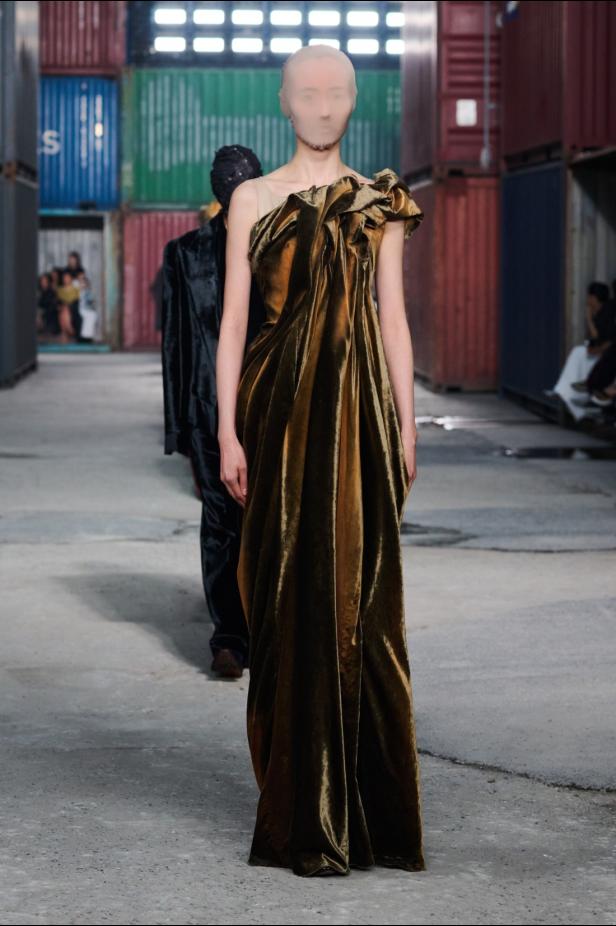 ‏‏Maison Margiela‏ تكشف عن مجموعة خريف وشتاء 2026‏‏ في الصين... رحلة سريالية بين الحرفية ‏العالية وجماليات "القطع المنسية‎"‎