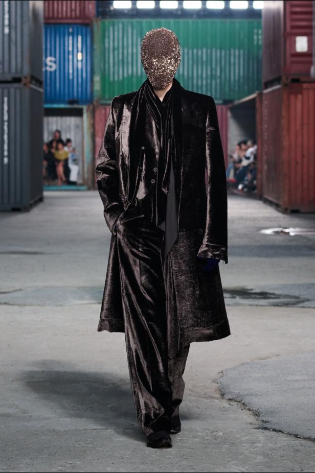 ‏‏Maison Margiela‏ تكشف عن مجموعة خريف وشتاء 2026‏‏ في الصين... رحلة سريالية بين الحرفية ‏العالية وجماليات "القطع المنسية‎"‎