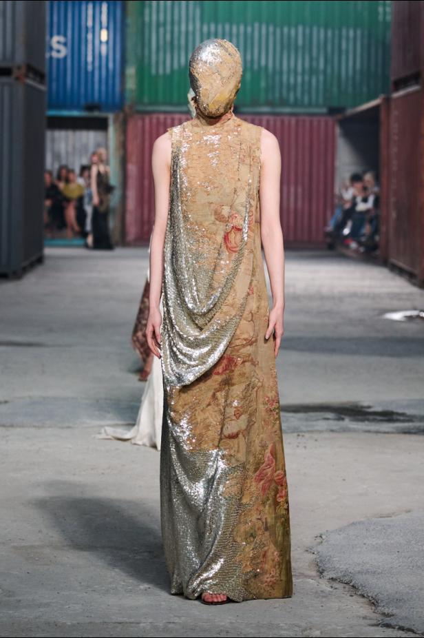 ‏‏Maison Margiela‏ تكشف عن مجموعة خريف وشتاء 2026‏‏ في الصين... رحلة سريالية بين الحرفية ‏العالية وجماليات "القطع المنسية‎"‎