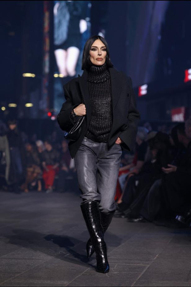ديمنا يجتاح "تايمز سكوير" في عرض مميّز لمجموعة ‏Gucci Cruise 2027‎