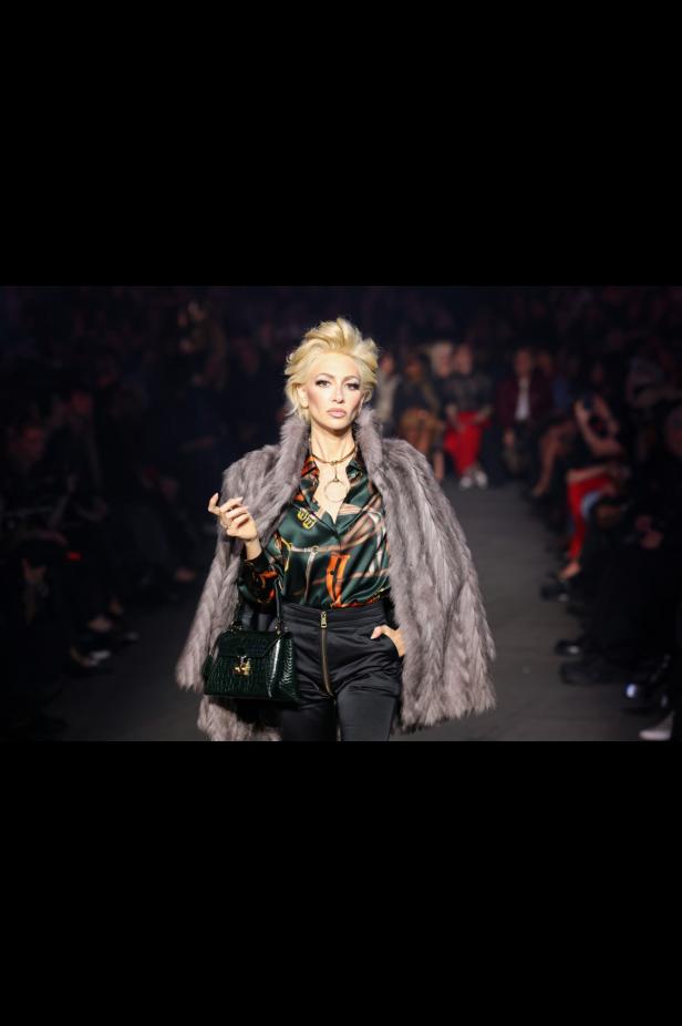 ديمنا يجتاح "تايمز سكوير" في عرض مميّز لمجموعة ‏Gucci Cruise 2027‎