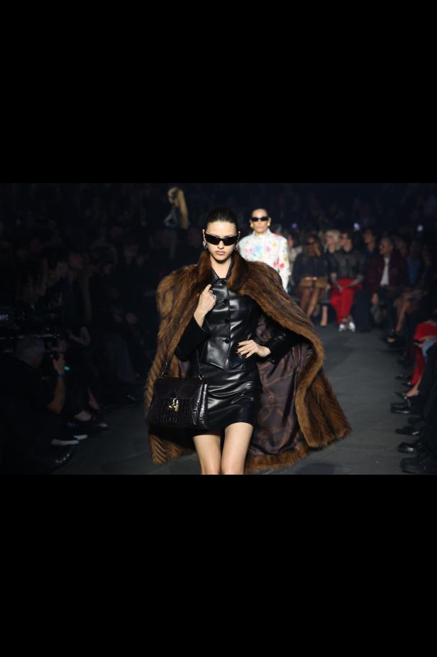 ديمنا يجتاح "تايمز سكوير" في عرض مميّز لمجموعة ‏Gucci Cruise 2027‎