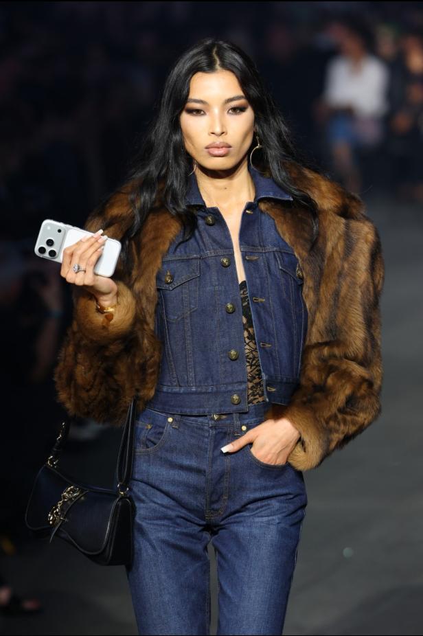ديمنا يجتاح "تايمز سكوير" في عرض مميّز لمجموعة ‏Gucci Cruise 2027‎