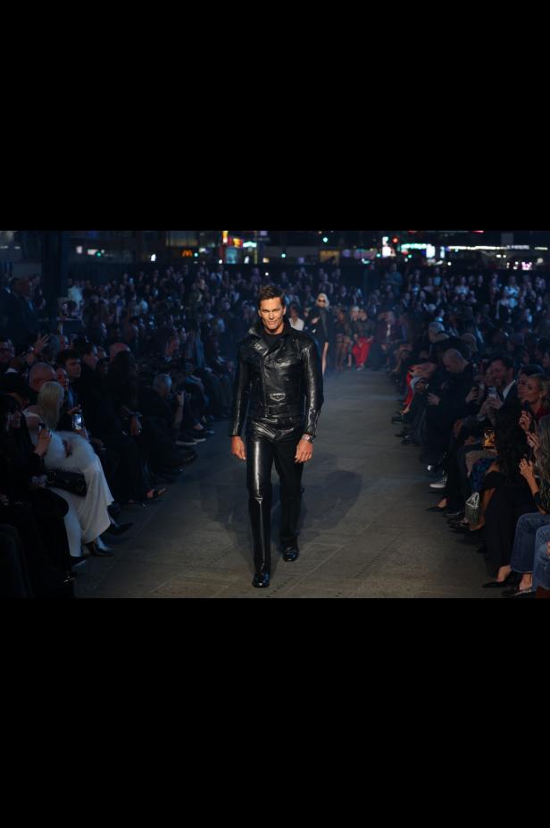 ديمنا يجتاح "تايمز سكوير" في عرض مميّز لمجموعة ‏Gucci Cruise 2027‎