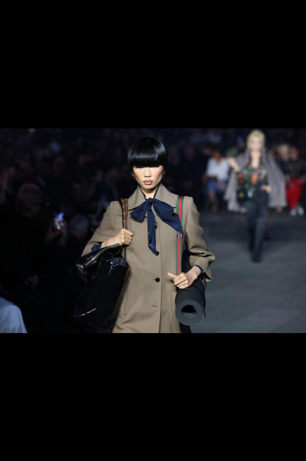ديمنا يجتاح "تايمز سكوير" في عرض مميّز لمجموعة ‏Gucci Cruise 2027‎