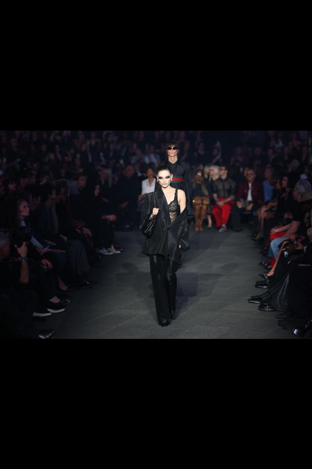 ديمنا يجتاح "تايمز سكوير" في عرض مميّز لمجموعة ‏Gucci Cruise 2027‎