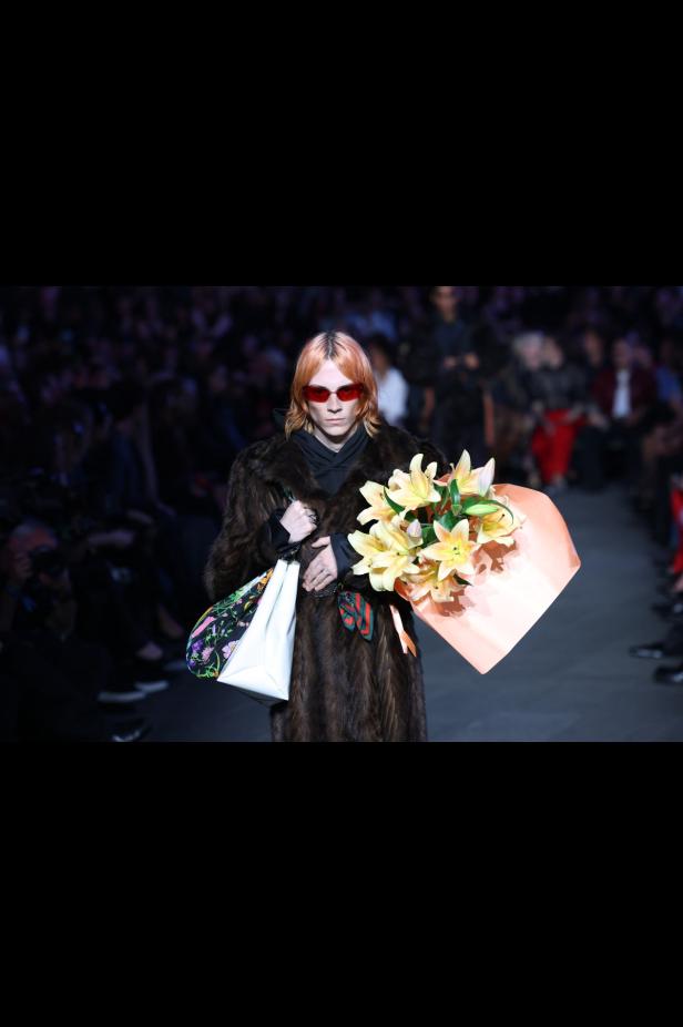 ديمنا يجتاح "تايمز سكوير" في عرض مميّز لمجموعة ‏Gucci Cruise 2027‎