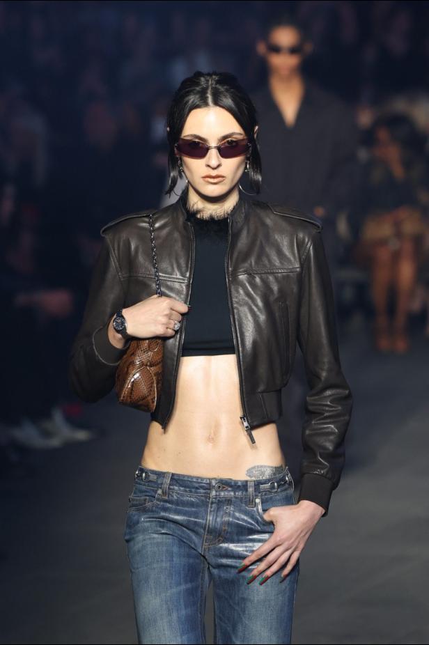 ديمنا يجتاح "تايمز سكوير" في عرض مميّز لمجموعة ‏Gucci Cruise 2027‎