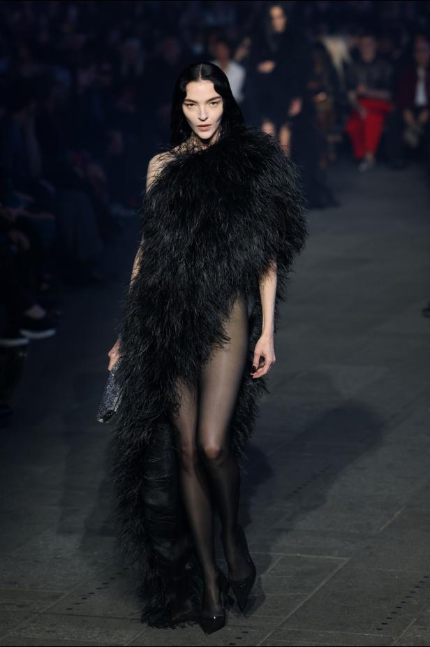 ديمنا يجتاح "تايمز سكوير" في عرض مميّز لمجموعة ‏Gucci Cruise 2027‎