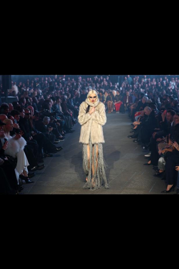 ديمنا يجتاح "تايمز سكوير" في عرض مميّز لمجموعة ‏Gucci Cruise 2027‎