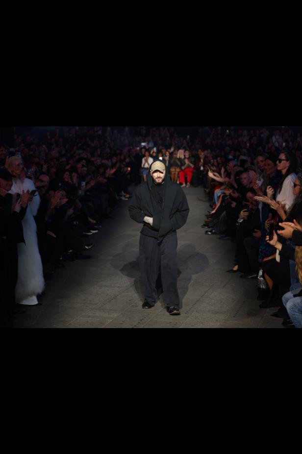 ديمنا يجتاح "تايمز سكوير" في عرض مميّز لمجموعة ‏Gucci Cruise 2027‎