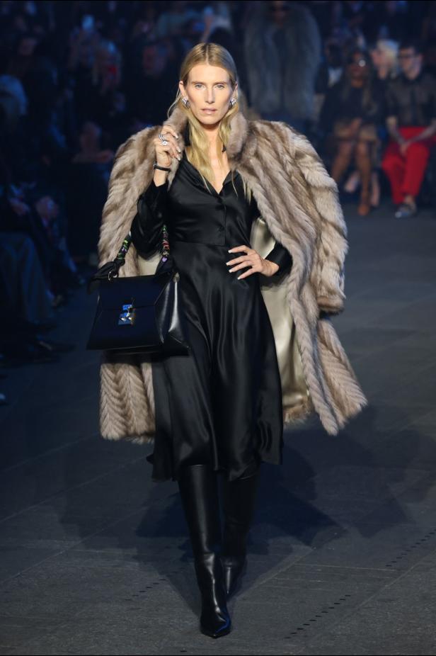ديمنا يجتاح "تايمز سكوير" في عرض مميّز لمجموعة ‏Gucci Cruise 2027‎