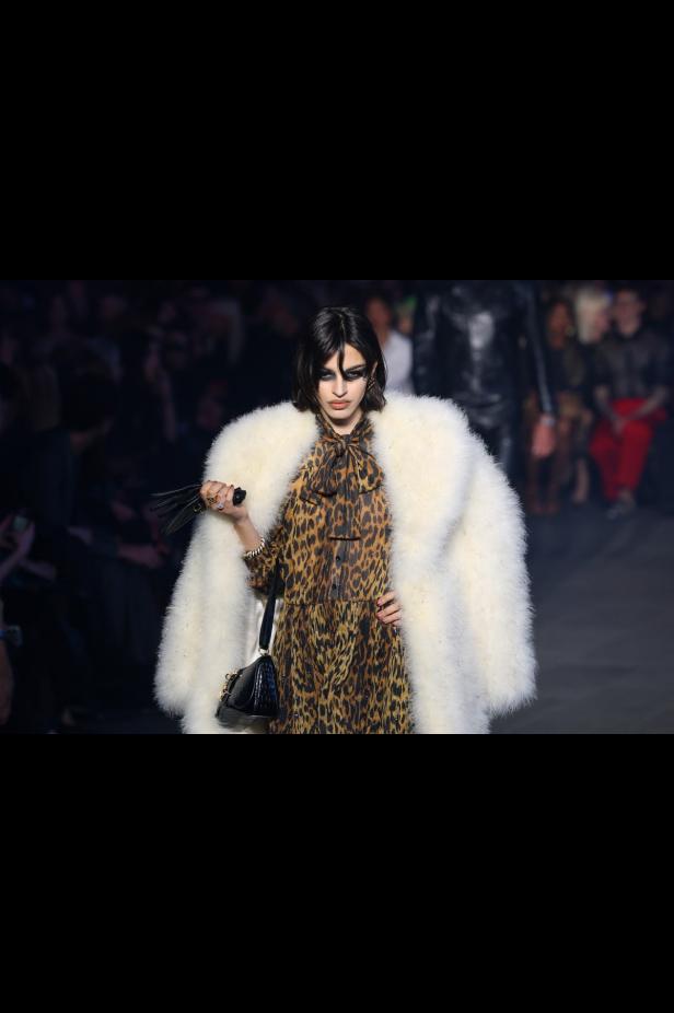 ديمنا يجتاح "تايمز سكوير" في عرض مميّز لمجموعة ‏Gucci Cruise 2027‎