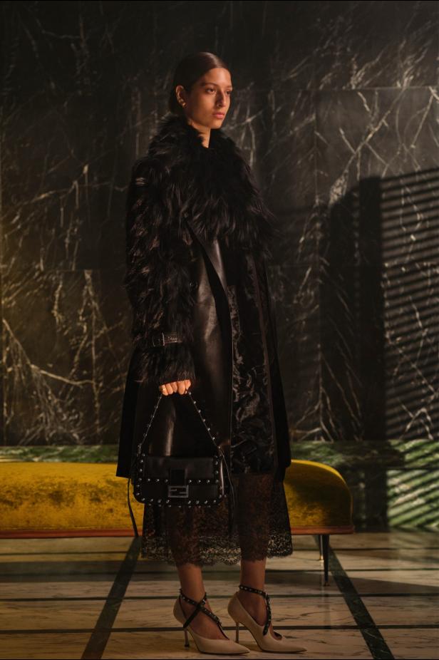 ماريا غراتسيا كيوري تعود إلى جذور ‏Fendi‏ التاريخية لتقديم أولى مجموعات كروز‎ 2027 ‎