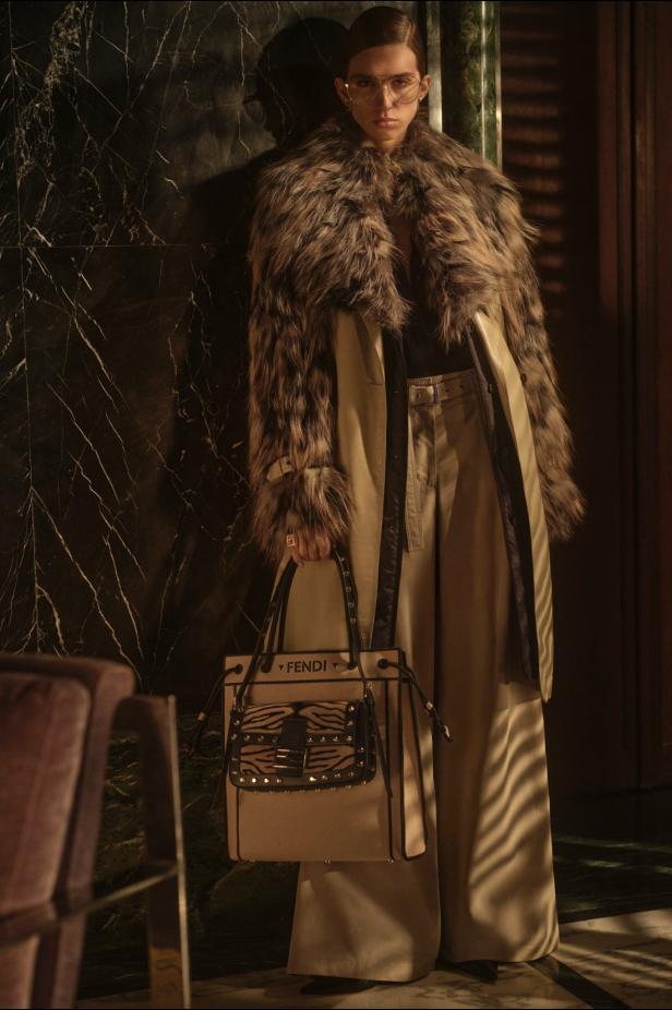 ماريا غراتسيا كيوري تعود إلى جذور ‏Fendi‏ التاريخية لتقديم أولى مجموعات كروز‎ 2027 ‎