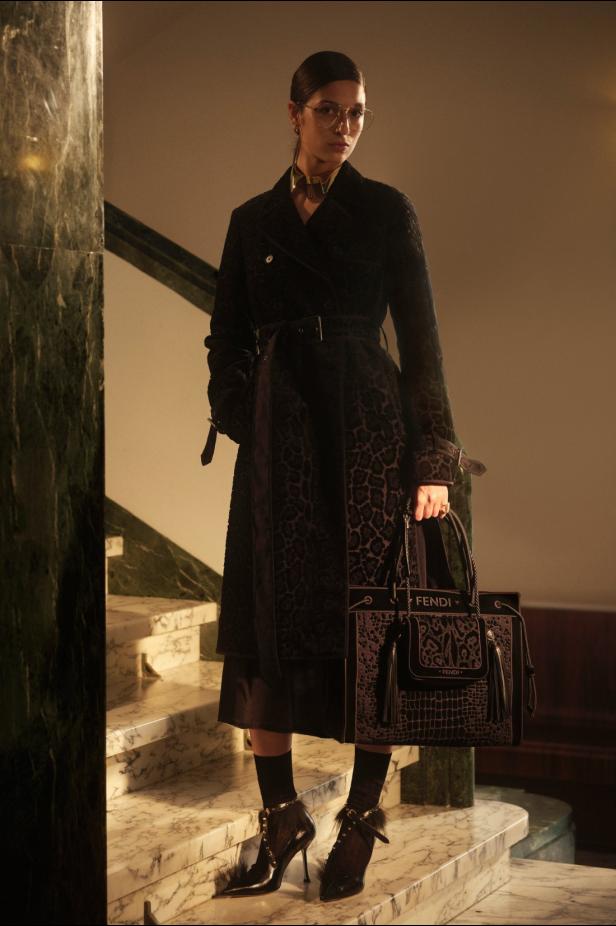 ماريا غراتسيا كيوري تعود إلى جذور ‏Fendi‏ التاريخية لتقديم أولى مجموعات كروز‎ 2027 ‎
