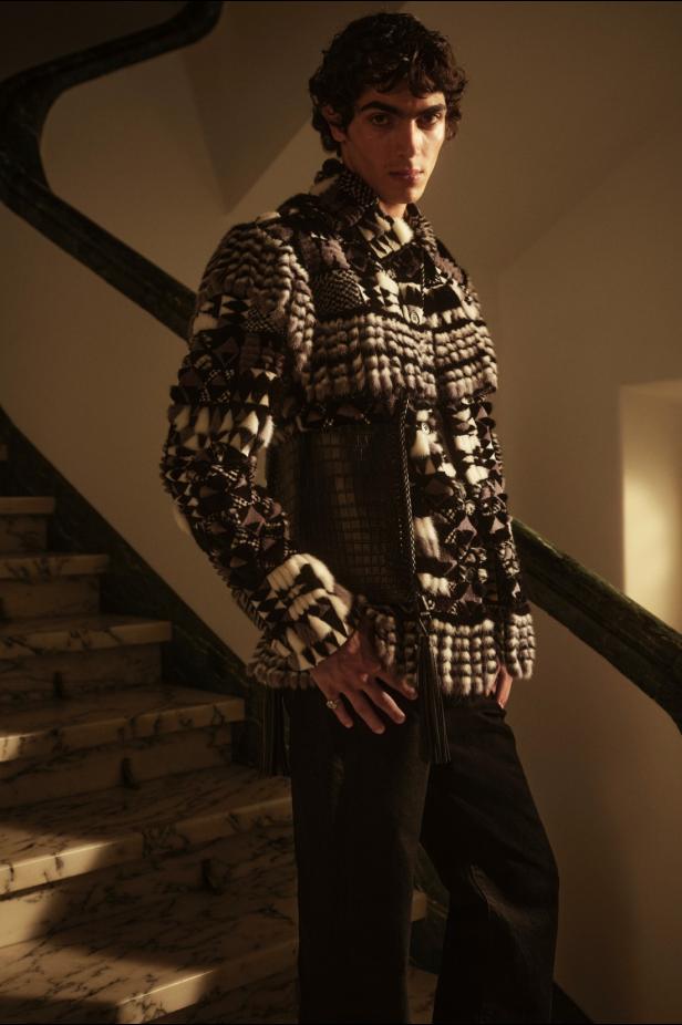 ماريا غراتسيا كيوري تعود إلى جذور ‏Fendi‏ التاريخية لتقديم أولى مجموعات كروز‎ 2027 ‎