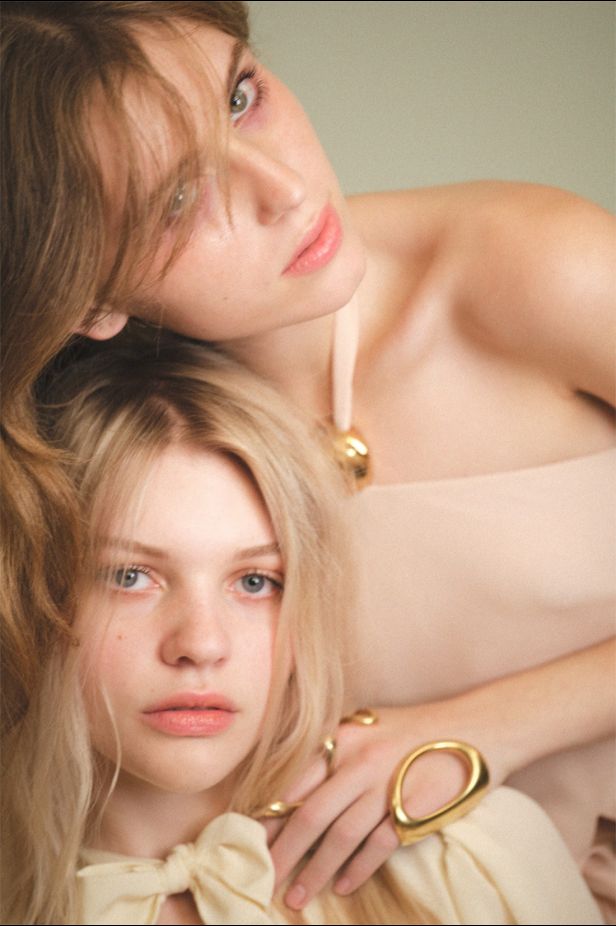 Chloé‏ تفتح أرشيفها لتقدم أزياء تتجاوز الزمن في مجموعة ربيع 2027‏