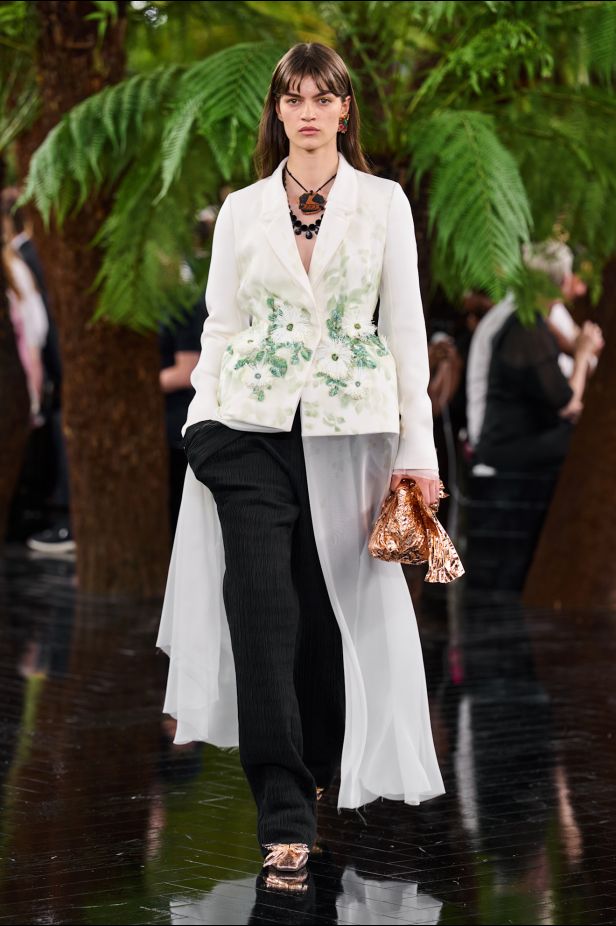 ديور… محمية الجمال كما يراها جوناثان أندرسون في مجموعة خريف 2026 للأزياء الراقية