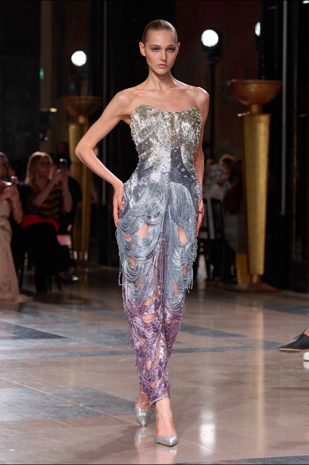 مجموعة ايلي صعب تدخلنا عالم من الأحلام السريالية 