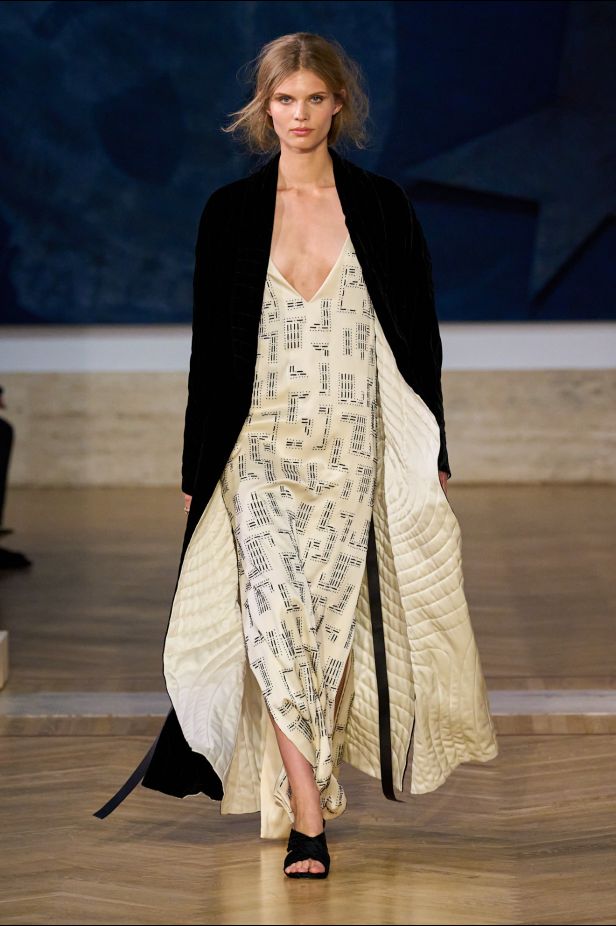 مجموعة ‏Fendi‏ للأزياء الراقية لخريف 2026.. الحرفية اليدوية تتحول إلى معجزة بصرية من ‏الدانتيل والتطريز