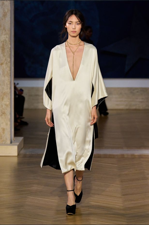 مجموعة ‏Fendi‏ للأزياء الراقية لخريف 2026.. الحرفية اليدوية تتحول إلى معجزة بصرية من ‏الدانتيل والتطريز