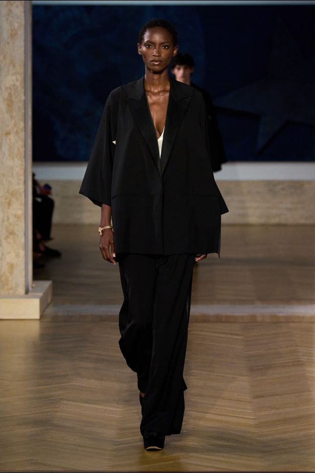 مجموعة ‏Fendi‏ للأزياء الراقية لخريف 2026.. الحرفية اليدوية تتحول إلى معجزة بصرية من ‏الدانتيل والتطريز