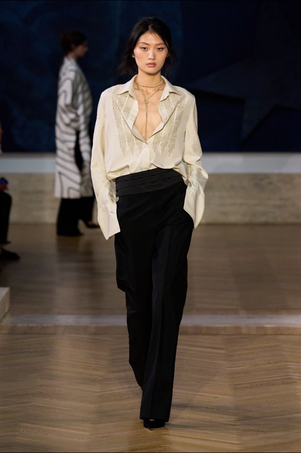 مجموعة ‏Fendi‏ للأزياء الراقية لخريف 2026.. الحرفية اليدوية تتحول إلى معجزة بصرية من ‏الدانتيل والتطريز