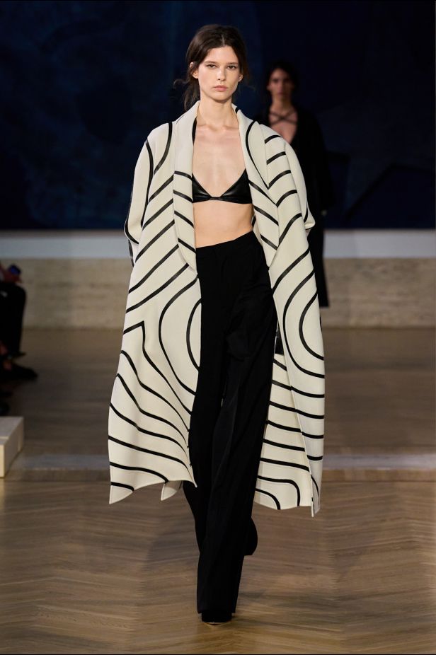 مجموعة ‏Fendi‏ للأزياء الراقية لخريف 2026.. الحرفية اليدوية تتحول إلى معجزة بصرية من ‏الدانتيل والتطريز