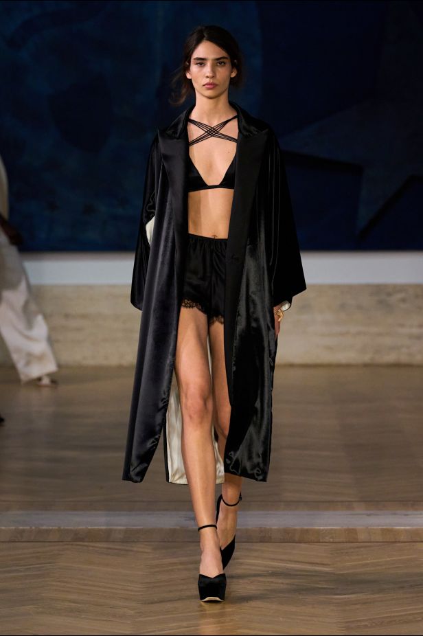 مجموعة ‏Fendi‏ للأزياء الراقية لخريف 2026.. الحرفية اليدوية تتحول إلى معجزة بصرية من ‏الدانتيل والتطريز
