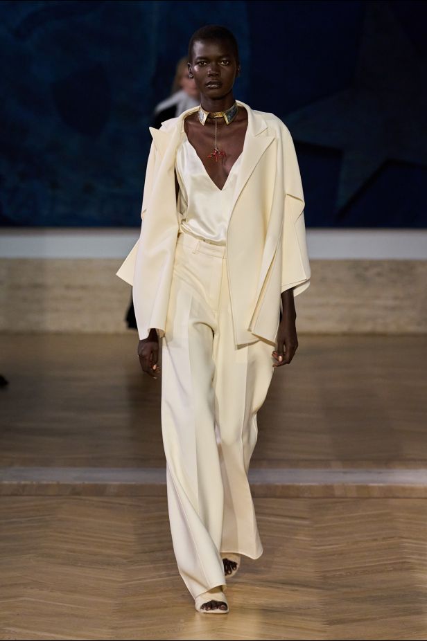 مجموعة ‏Fendi‏ للأزياء الراقية لخريف 2026.. الحرفية اليدوية تتحول إلى معجزة بصرية من ‏الدانتيل والتطريز