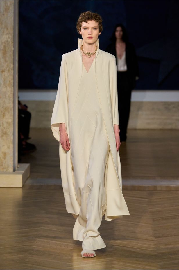 مجموعة ‏Fendi‏ للأزياء الراقية لخريف 2026.. الحرفية اليدوية تتحول إلى معجزة بصرية من ‏الدانتيل والتطريز