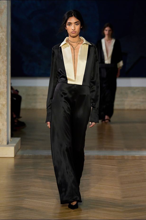 مجموعة ‏Fendi‏ للأزياء الراقية لخريف 2026.. الحرفية اليدوية تتحول إلى معجزة بصرية من ‏الدانتيل والتطريز