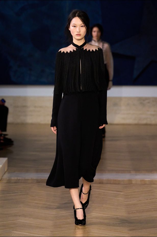 مجموعة ‏Fendi‏ للأزياء الراقية لخريف 2026.. الحرفية اليدوية تتحول إلى معجزة بصرية من ‏الدانتيل والتطريز