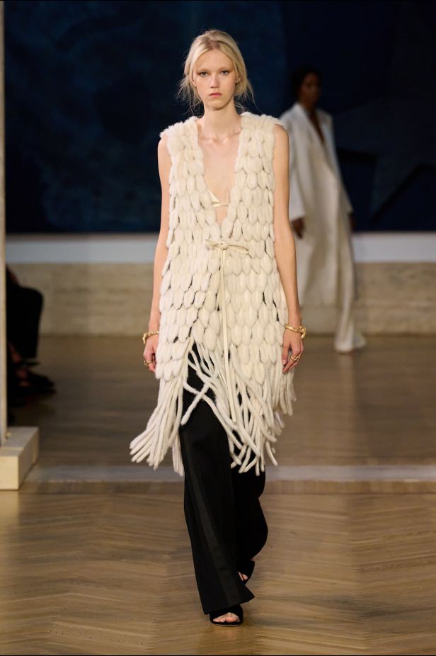 مجموعة ‏Fendi‏ للأزياء الراقية لخريف 2026.. الحرفية اليدوية تتحول إلى معجزة بصرية من ‏الدانتيل والتطريز