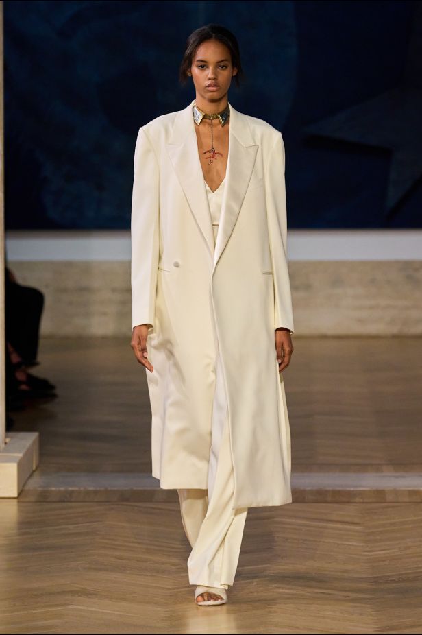 مجموعة ‏Fendi‏ للأزياء الراقية لخريف 2026.. الحرفية اليدوية تتحول إلى معجزة بصرية من ‏الدانتيل والتطريز